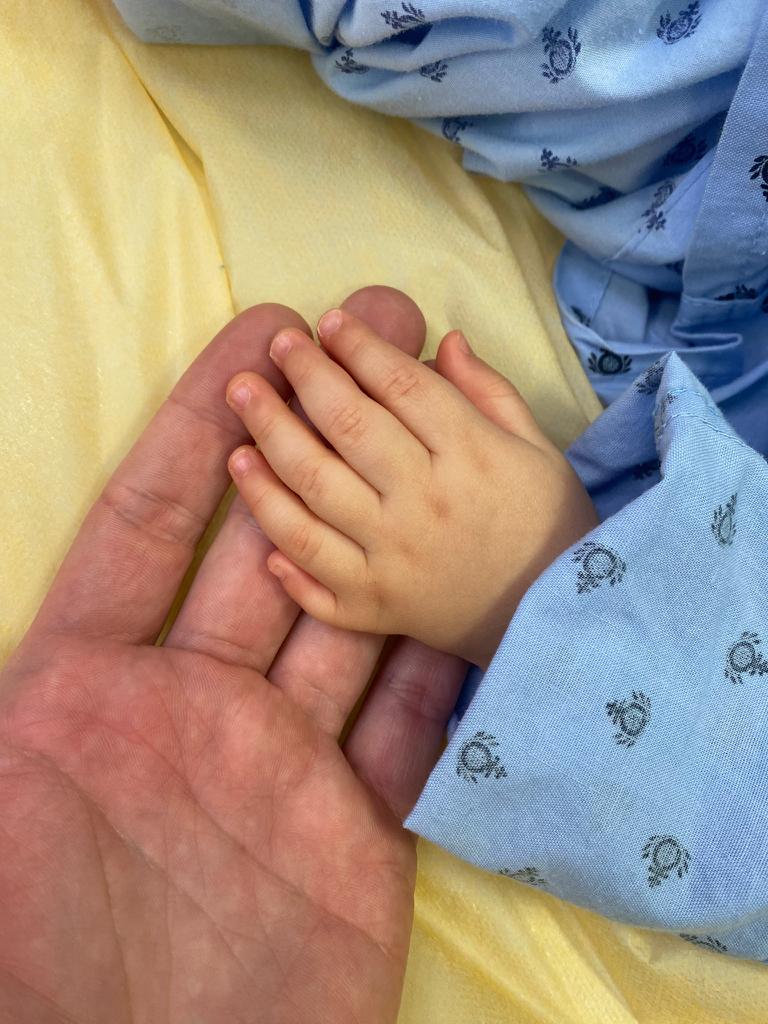 Un traumatólogo atendiendo a un niño en el hospital San Juan de Dios de Córdoba