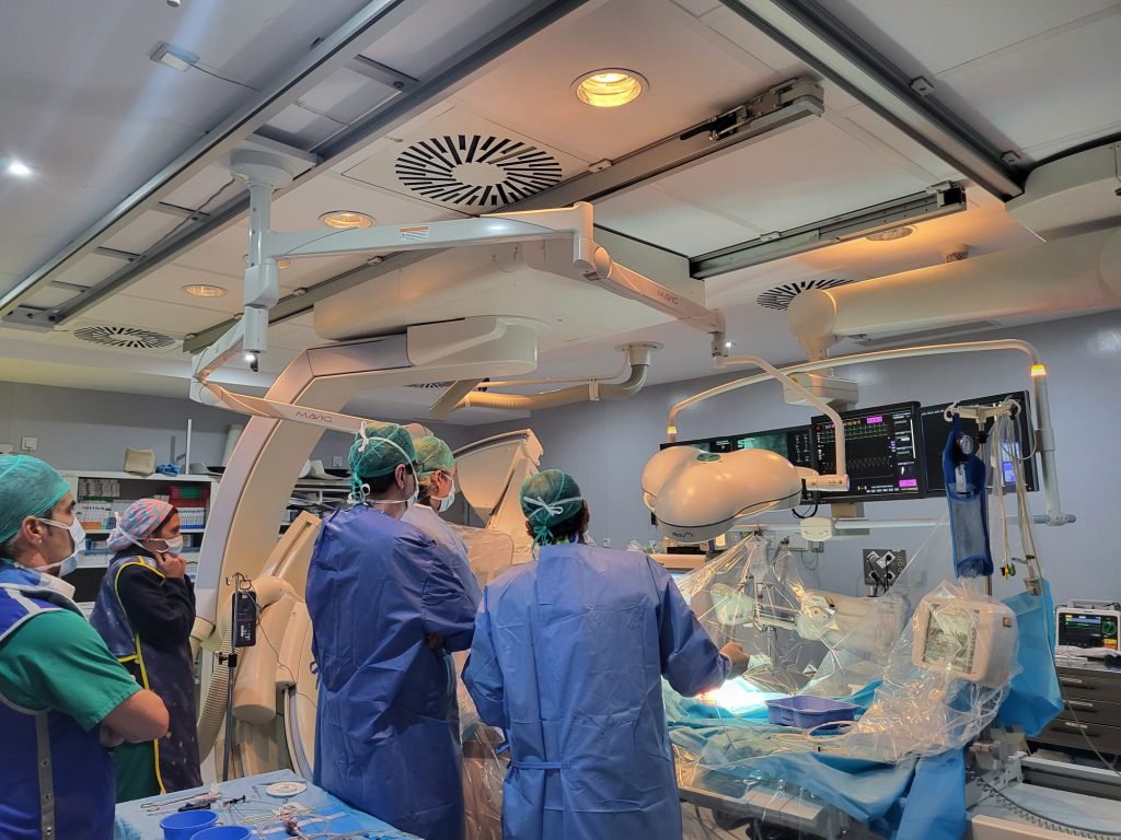 La sala de hemodinámica del Hospital San Juan de Dios de Córdoba durante la implantación percutánea de una válvula aórtica