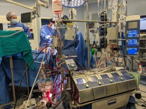 En la imagen, varios doctores intervienen a una paciente en un Quirófano del Hospital San Juan de Dios de Córdoba