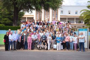En la imagen, un grupo de personas se ordenan en una escalera en el Hospital San Juan de Dios de Córdoba
