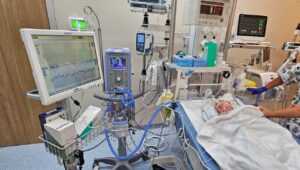 En la imagen se ven diferentes equipamientos tecnológicos en una sala de Hospital en la que hay un bebé en una camilla conectado a dichos dispositivos