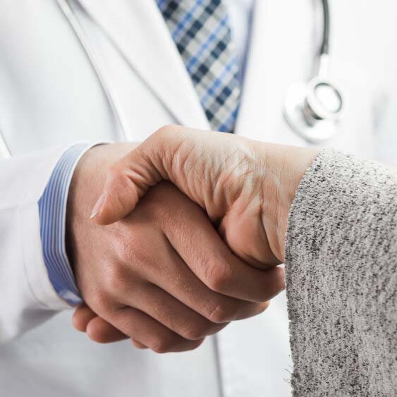 Doctor explicando a un paciente sus derechos y deberes