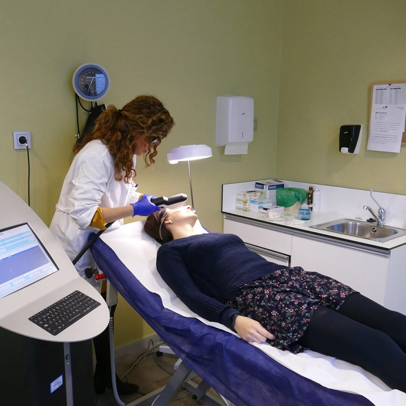 Dermatólogos tratando a un paciente