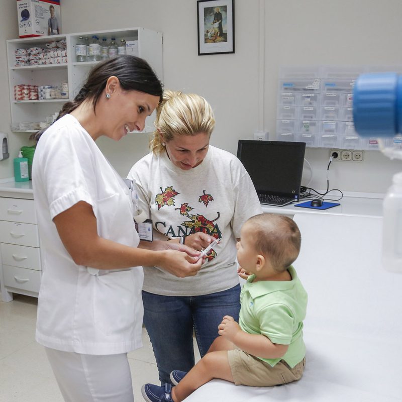 Pediatras en Córdoba atendiendo en consulta a un niño