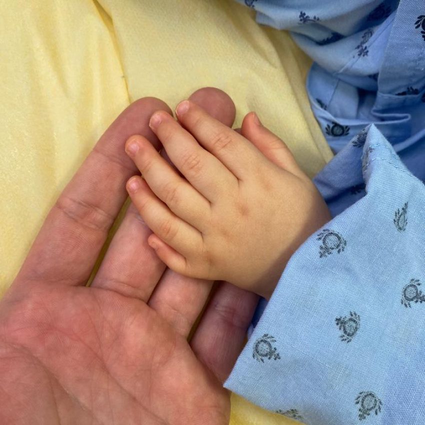 Un traumatólogo atendiendo a un niño en el hospital San Juan de Dios de Córdoba